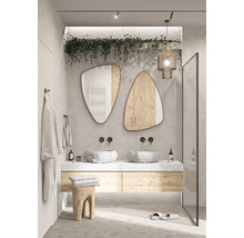 Modernes Badezimmer mit Doppelwaschtisch, zwei Spiegeln und Holzdetails.