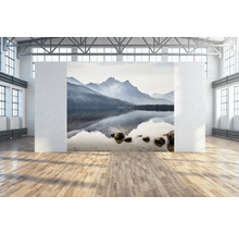 Helles Loft mit Landschaftstapete mit Bergmotiv