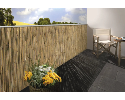 Balkon mit Bambus Sichtschutz, Stuhl und Tisch