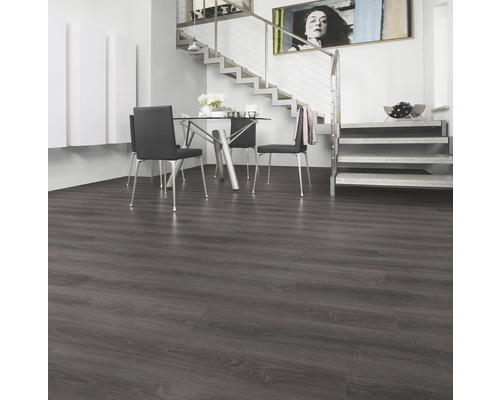 Wohnraum mit Esstisch, Treppe und Laminatboden in Holzoptik