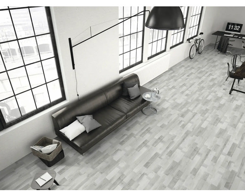 Helles Wohnzimmer mit Sofa, Tisch, Stuhl und Parkettboden