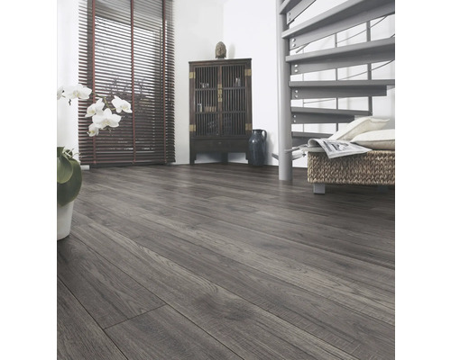 Innenraum mit verlegtem Laminatboden, Kommode und Wendeltreppe