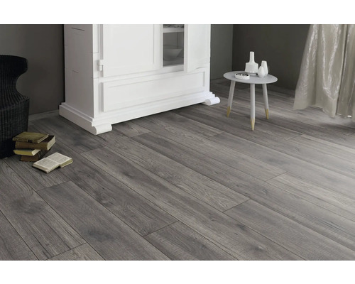 Innenraum mit Laminatboden in Holzoptik, Kommode, Tisch und Dekoration