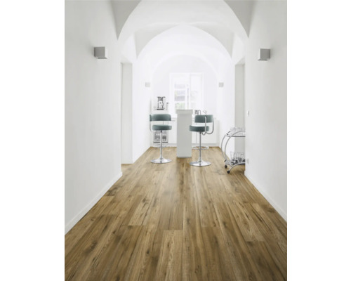 Flur mit Holzboden, Barhockern und weißen Wänden