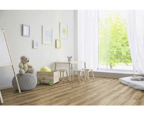 Helles Kinderzimmer mit Holzboden, Spieltisch und Spielzeug