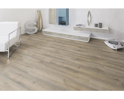 Heller Wohnraum mit Laminatboden in Holzoptik