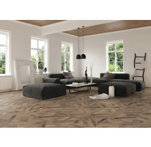 Helles Wohnzimmer mit Sofa, Fenstern und Holzboden