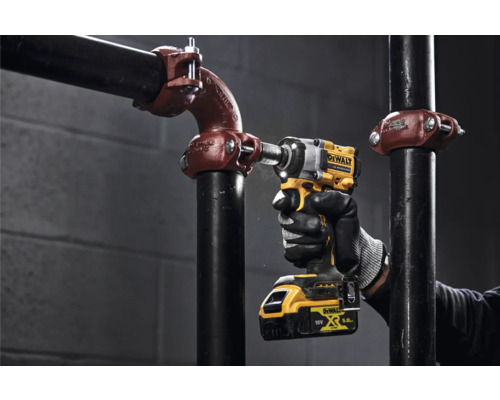 DeWalt Logo. Akku-Schlagschrauber im Einsatz an einer Rohrkonstruktion