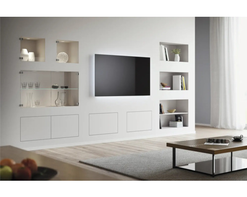 Wohnzimmer mit moderner Wohnwand inklusive Fernseher, Regalen und Vitrine