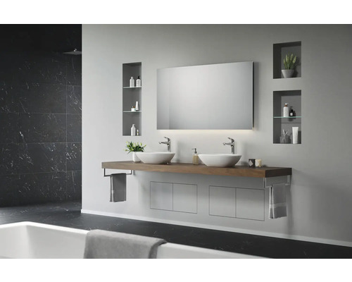 Modernes Badezimmer mit Doppelwaschtisch, Spiegel und eingebauten Regalen