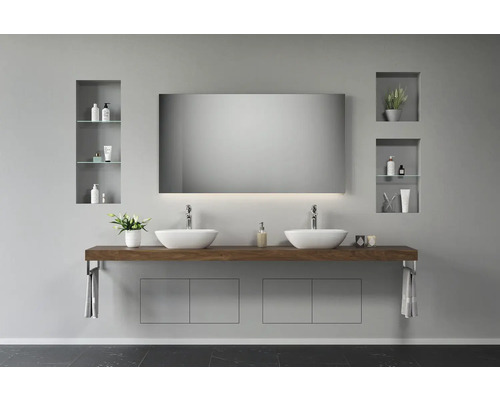 Badezimmer mit Doppelwaschtisch, Spiegel und Regalen in der Wand