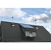 Dach mit Solarzellen, Wetterfahne und Dachfenstern