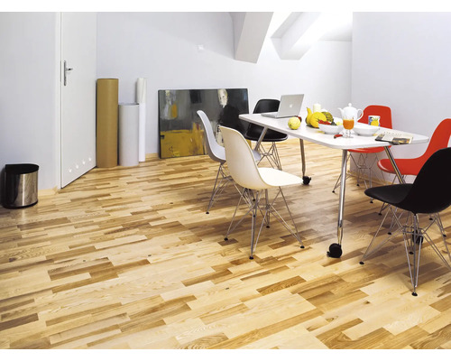 Heller Raum mit Holzboden, Tisch und Stühlen