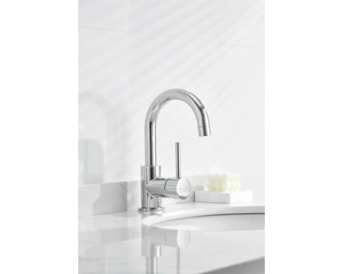 Waschtischarmatur aus Metall auf einem Waschtisch