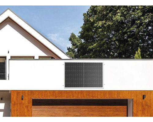 Hauswand mit montiertem Solarmodul zur Stromerzeugung