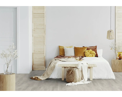 Helles Schlafzimmer mit Bett, Kissen und Holzfußboden