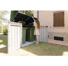 Abfalltonnenbox mit drei Mülltonnen und einer Frau, die den Deckel öffnet