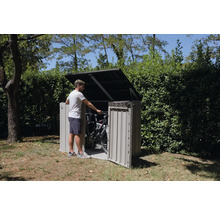 Gartenschrank mit geöffnetem Deckel und einer Person, die ein Fahrrad hineinstellt