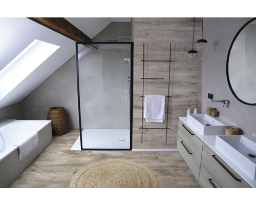 Helles Badezimmer mit Dusche, Badewanne und Doppelwaschtisch im Dachgeschoss