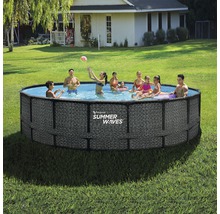Familie genießt den Sommer in einem runden Aufstellpool im Garten. Der Pool hat eine Wand in Rattanoptik.