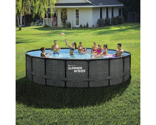 Familie genießt den Sommer in einem runden Aufstellpool im Garten. Der Pool hat eine Wand in Rattanoptik.