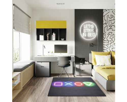 Dekoriertes Jugendzimmer mit Schreibtisch, Bett und gemustertem Teppich