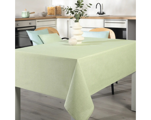 Esstisch mit hellgrüner Tischdecke in einer Küche