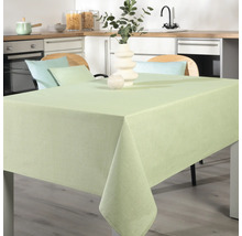 Gedeckter Esstisch mit hellgrüner Tischdecke in einer modernen Küche.