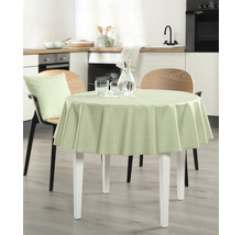 Szene einer hellen Küche mit einem runden Tisch, bedeckt mit einer Tischdecke.