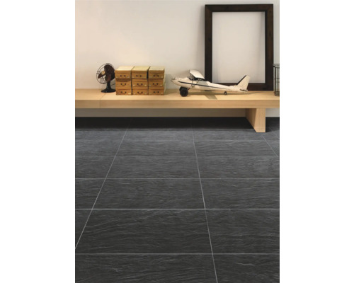 Verlegter Boden mit Fliesen in einem Wohnraum.