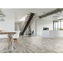 Heller Wohnraum mit Holzboden, Treppe und Küchenzeile