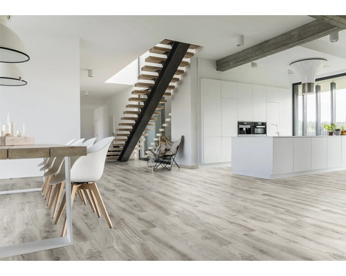 Heller Wohnraum mit Holzboden, Esstisch und Treppe