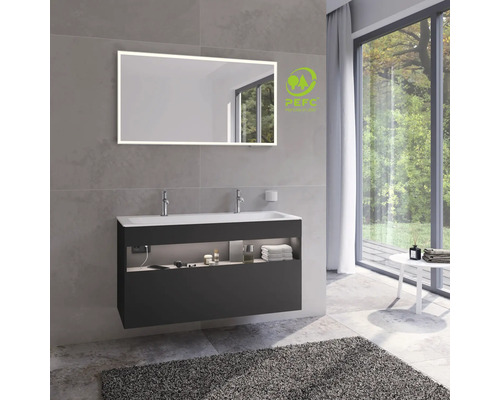 Modernes Badezimmer mit beleuchtetem Spiegel, Waschtischunterschrank und PEFC Siegel