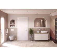 Helles Badezimmer mit Toilette, Waschbecken, Spiegel, Handtüchern und dekorativen Elementen.