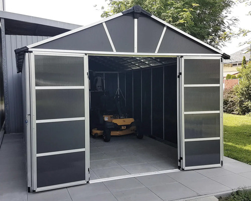 Gartenhaus mit geöffneten Schiebetüren und Gartengeräten