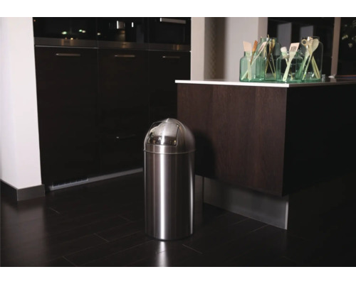 Edelstahl-Abfalleimer mit Schwingdeckel in einer Küche