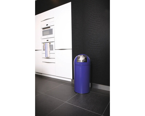 Blauer Treteimer in einer modernen Küche