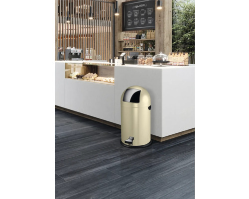 Abfalleimer mit Fußpedal in einem Café