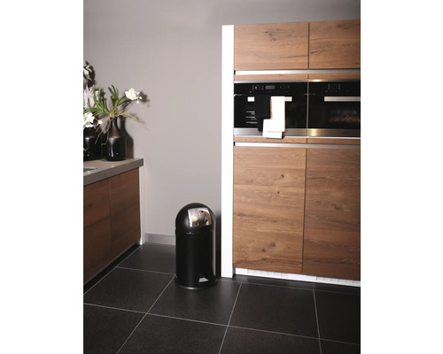 Küchenszene mit einem schwarzen Tretmülleimer