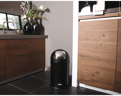 Schwarzer Treteimer im modernen Küchenbereich