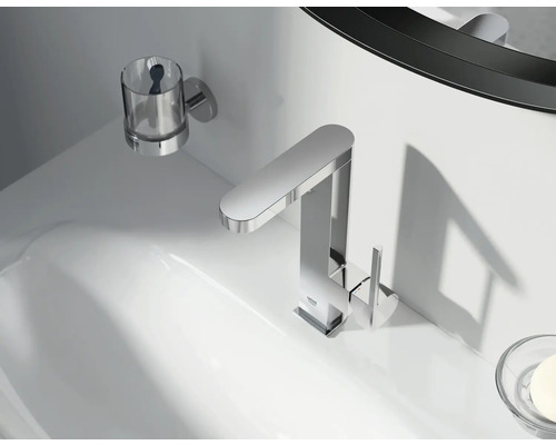 Modernes Waschbecken mit Armatur und Zahnputzbecherhalter