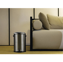 Treteimer aus Edelstahl neben Sofa