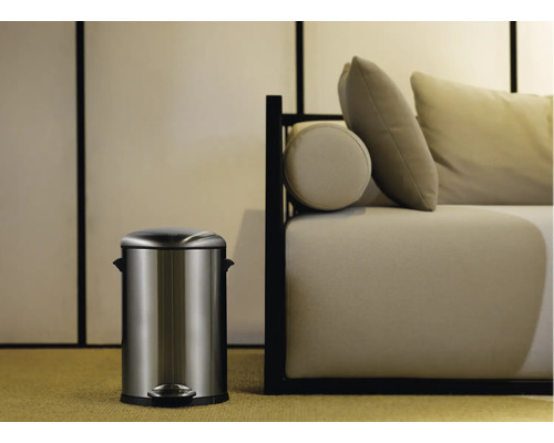 Treteimer aus Edelstahl neben Sofa