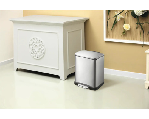 Edelstahl Abfalleimer mit Pedal neben einem weißen Schrank