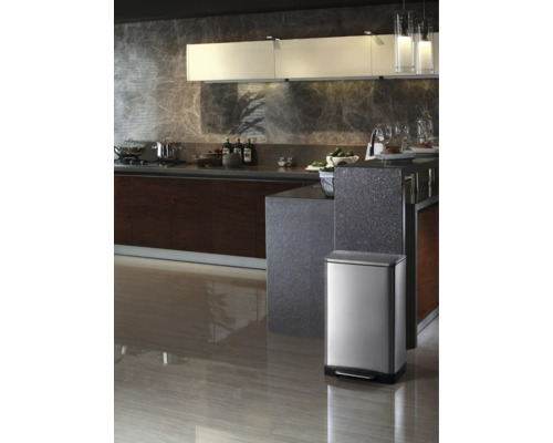Küchenszene mit einem rechteckigen, silberfarbenen Abfalleimer mit Fußpedal.