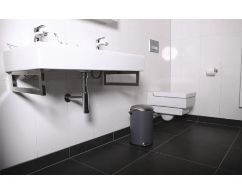 Modernes Badezimmer mit Waschtisch, Toilette und Abfalleimer