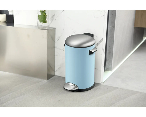 Blauer Tretabfalleimer mit silberfarbenem Deckel für das Badezimmer