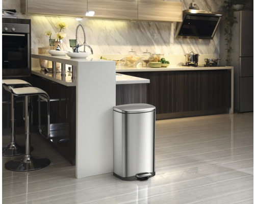 Edelstahl-Treteimer in einer modernen Küche