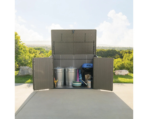 Geöffneter Geräteschrank mit zwei Mülltonnen, Grill und Gartenzubehör zur Aufbewahrung im Freien