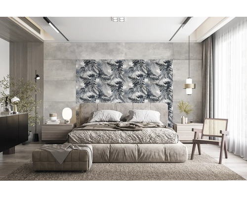 Schlafzimmer mit Bett, Nachttischen, Stuhl und Dekor
